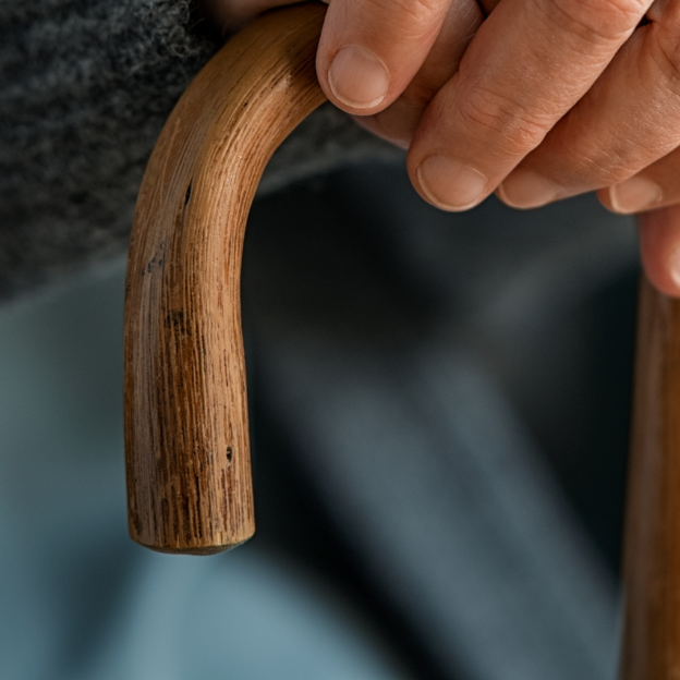Canne Orthopédique : Le guide que vous Recherchiez 🦯